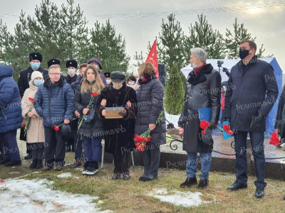 2.Дочь и внучка В.В. Иванова на церемонии захоронения останков погибших воинов в Гатчине..jpg
