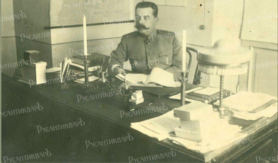 Начальник Казанского военного училища генерал-майор В. И. Кедрин за рабочим столом..jpg