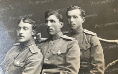 Слева прапорщик со знаком училища.jpg