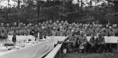 Товарищеский обед офицеров 50-го Сибирского стрелкового полка в честь награждения А. И. Камбалина Георгиевским оружием (фото из архива Русского центра Сан.jpg