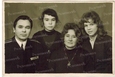 4. 1974 г.семья Микеровых.jpg
