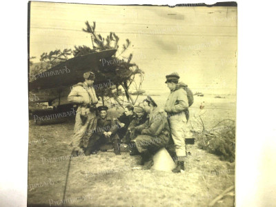 14. 1944 г., лётчики у замаскированного самолёта.JPG