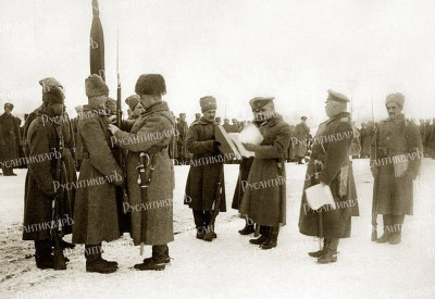 Командир 70-й пех. див. ген.-лейт. А. П. фон Будберг вручает Георгиевские кресты солдатам 280-го пехотного Сурского полка, приказ зачитывает командир полка К. А. Присо.jpg