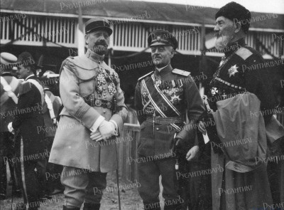 1 декабря 1928 г., г. Белград. Справа – генерал от кавалерии Дзамболат (Димитрий) Константинович Абациев (1857 – 1936)..jpg