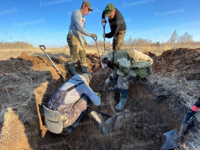 3.Двое неизвестных на краю оврага....JPG