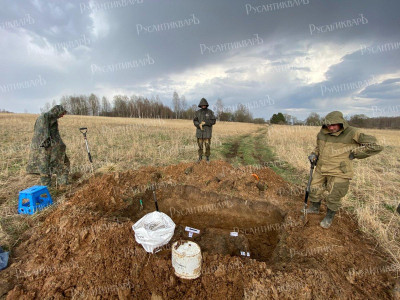 4.Эти двое - под полевой дорогой....JPG