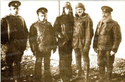 Нагурский Ян Иосифович в Гатчинской офицерской воздухоплавательной школе, на фото слева..jpg