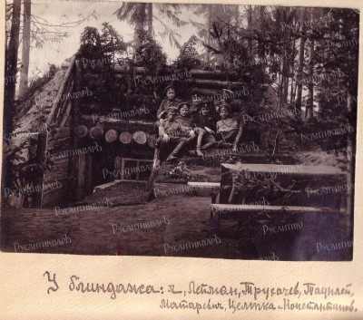 90_офицеры у блиндажа.jpg