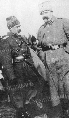 Великий князь Николай Николаевич поздравляет командира «железных» стрелков генерала Деникина с успехом, Галиция, 1915 год.png