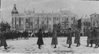 Деникин принимает парад корниловских частей в Екатеринодаре, конец 1918 года.png
