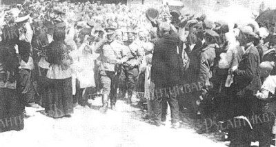 Народ приветствует Деникина после взятия Царицына, июнь 1919 годаНарод_встречает_Деникина_и_ВСЮР_в_Царицыне.jpg