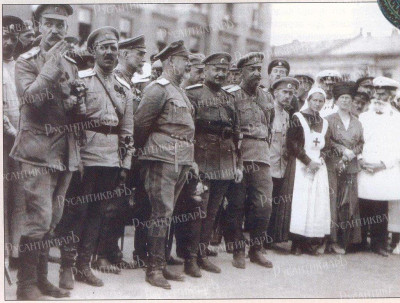 Парад в Харькове, 22 июня (5 июля) 1919 года. В центре Иван Романовский и Деникин.jpg