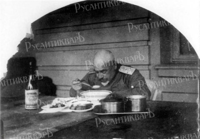 Генерал Деникин пробует пищу на благотворительном обеде, фото для пропагандистской прессы Юга России. 1919 год, Харьков.jpg