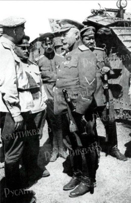 Деникин в танковых частях своей армии, 1919 год.jpg