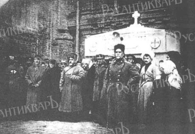 Деникин у могилы основателя Добровольческой армии Михаила Алексеева, Екатеринодар, 1918 год.jpg