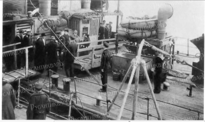 Деникин с семьёй на эсминце Капитан Сакен, Новороссийск, март 1920 года.png