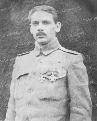 В чине капитана с орденами Св. Георгия и Св. Владимира 4-й ст. с мечами и бантом.jpg