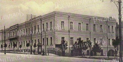 Первое здание школы.jpg