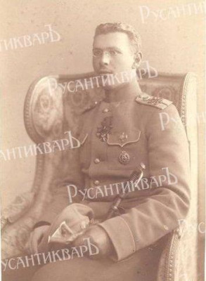 Неизвестный со знаком училища.jpg
