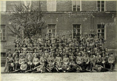 Группа подпоручиков выпуска 1908 года-бывших юнкеров 3-й и 4-й рот;8-й слева во втором ряду -великий князь Константин Константинович.jpeg