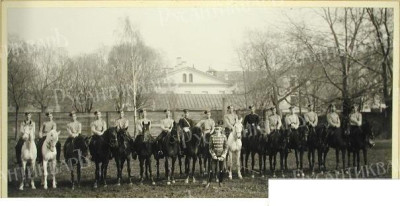 Группа юнкеров во время урока верховой езды.jpeg