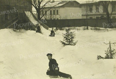 Юнкера катаются зимой с гор на плацу (1908г.).jpeg