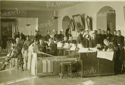 Юнкера перед сном в спальне. 1900-е.jpeg