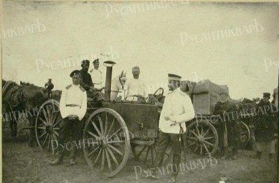 Офицеры,юнкера.местные жители у походной кухни училища.jpeg