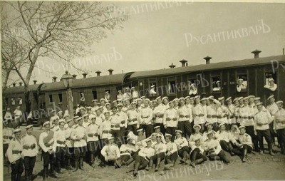 Юнкера на железнодорожной станции перед отъездом в летние лагеря.jpeg