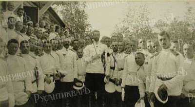 Великий князь Константин Константинович в группе воспитанников Павловского военного училища во время посещения летних лагерей.jpeg