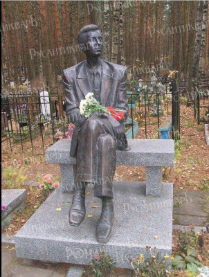 Памятник на могиле.jpg
