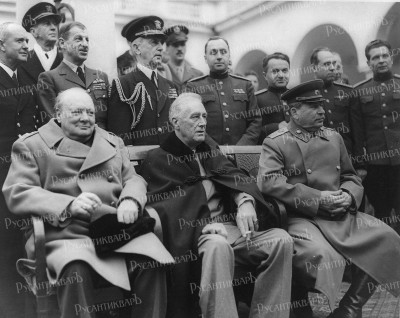 Алексей Антонов в Ялте (стоит, четвёртый справа).jpg
