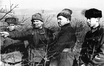 Руководители обороны Севастополя генерал-майор И.Е. Петров и дивизионный комиссар Н.М. Кулаков слушают доклад командира 386 стрелковой дивизии Примо.jpg
