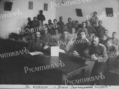 В классе «Устав гарнизонной службы». Фото из архива ИВВАИУ.jpg