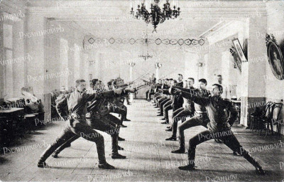 Тверское кавалерийское училище - занятия по фехтованию 1905 г..jpg