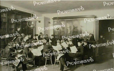 Юнкера Павловского училища в читальном зале библиотеки.jpg