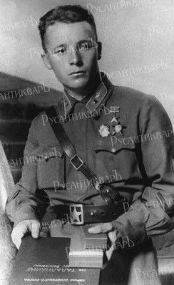 Виктор Васильевич Талалихин после награждения..jpg
