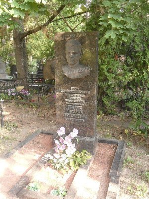 800px-Могила_Героя_Советского_Союза_Николая_Пинчука.jpg
