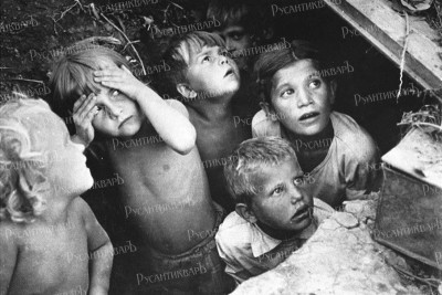 Дети войны. Во время налета немецкой авиации, 1941 год..jpg