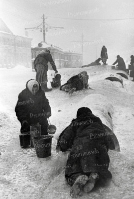 Блокада Ленинграда. Жители города набирают воду из разбитого водопровода на улице, 1942 год.jpg