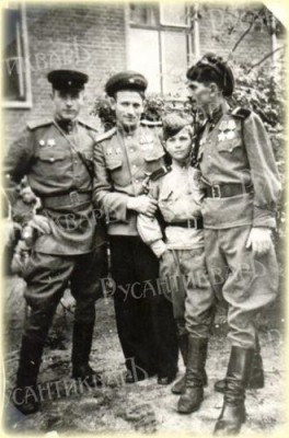 Сын полка Володя Тарновский.Ему здесь 15 лет..jpg