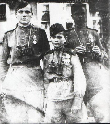 Володя Тарновский среди боевых товарищей..jpg