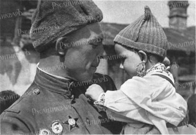 Советский солдат с чешским ребенком на руках..jpg