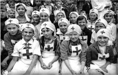 1943 года. Ленинград. Юные сандружинницы..jpg