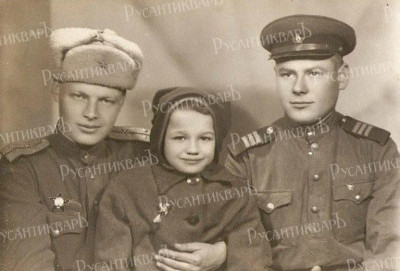 Вера Иванова, «дочь полка» с сослуживцами..jpg