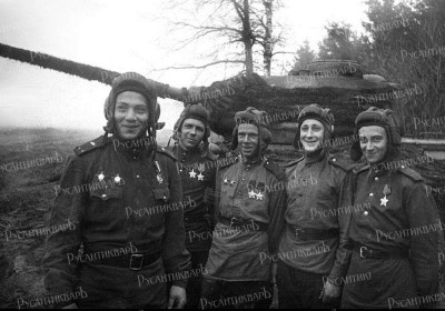 Экипаж танка Т-34 159-й танковой бригады 1-го танкового корпуса.jpg