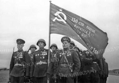 Торжественная встреча Знамени Победы на Центральном аэродроме им. Фрунзе в Москве..jpg
