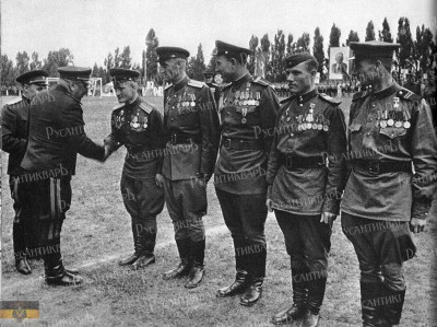 Заместитель командующего армии, генерал-лейтенант Федор Волков (слева) вручает высокие награды героям..jpg