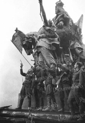 С.Неустроев на куполе.Первый с лева..jpg