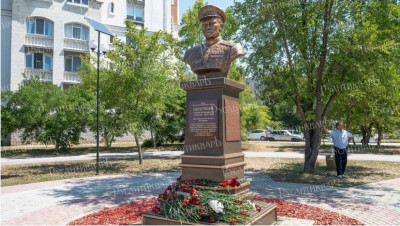 Бюст отважному герою.Севастополь..jpg